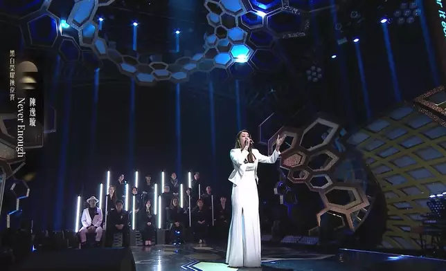 陳逸璇落力獻唱，可惜被指選錯「跳崖歌」。