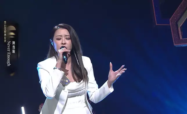 陳逸璇落力獻唱，可惜被指選錯「跳崖歌」。