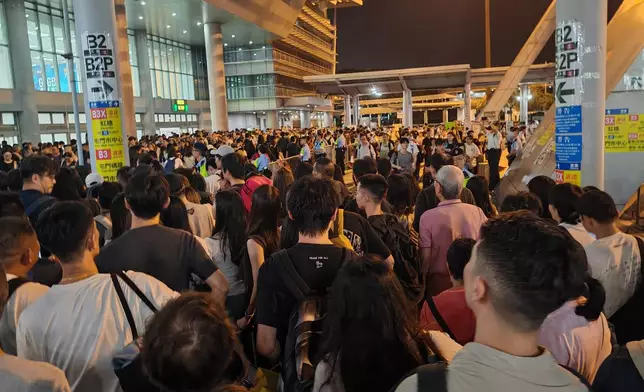 4月7日晚上，深圳灣口岸回港人潮持續，但過關速度尚可。巴士的報記者攝