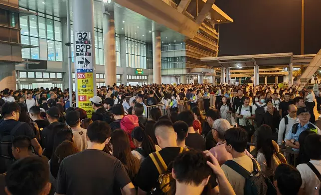 4月7日晚上，深圳灣口岸回港人潮持續，但過關速度尚可。巴士的報記者攝