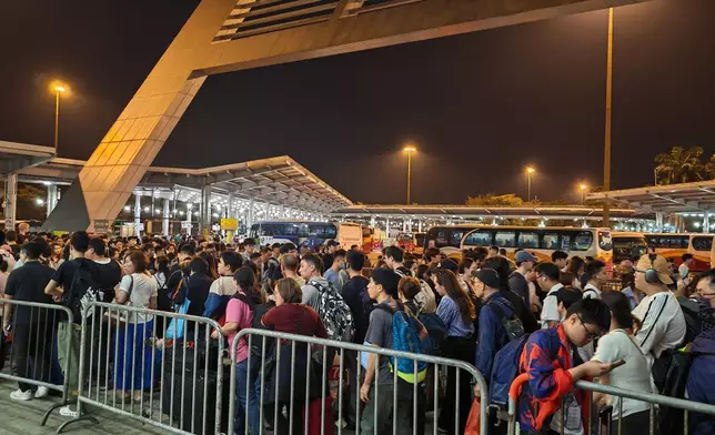 4月7日晚上，深圳灣口岸回港人潮持續，但過關速度尚可。巴士的報記者攝