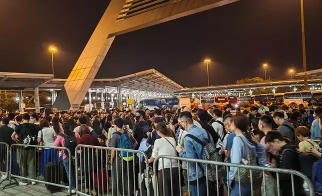 4月7日晚上，深圳灣口岸回港人潮持續，但過關速度尚可。巴士的報記者攝