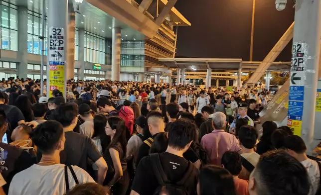 4月7日晚上，深圳灣口岸回港人潮持續，但過關速度尚可。巴士的報記者攝