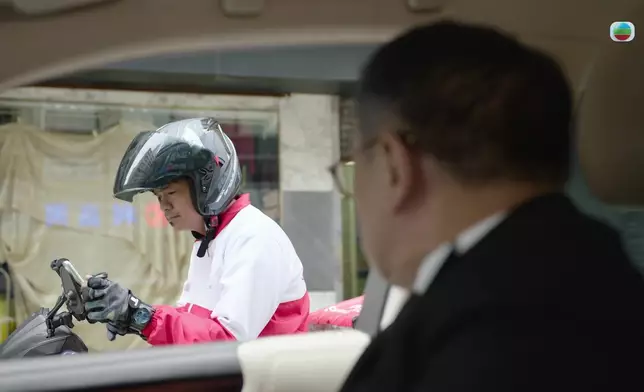 雖然同個仔鬧到好僵，但洪官心入面始終好錫個仔，見到外賣員都會希望係自己個仔。