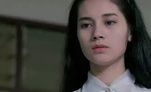 鄭艷麗曾因外貌酷似李嘉欣而被封為「翻版李嘉欣」