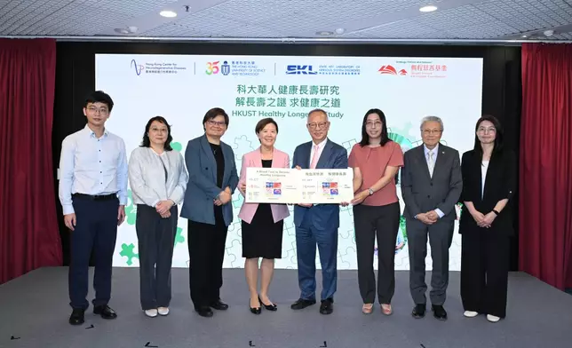 科大校長、晨興生命科學教授及神經系統疾病全國重點實驗室主任葉玉如教授（左四）和鵬程慈善基金創辦人及主席鍾志平博士（右四）聯同研究團隊成員合照，包括科大生命科學部研究教授兼InnoHK香港神經退行性疾病中心研發總監傅潔瑜教授（左三）、生命科學部研究助理教授王曉怡醫生（右三）、InnoHK香港神經退行性疾病中心首席科學家葉翠芬博士（左二）、生命科學部臨床教授兼InnoHK香港神經退行性疾病中心首席醫療官莫健英醫生（右二）、生命科學部研究助理教授江源冰博士（左一）和InnoHK香港神經退行性疾病中心科學主任王詠恩博士（右一）。