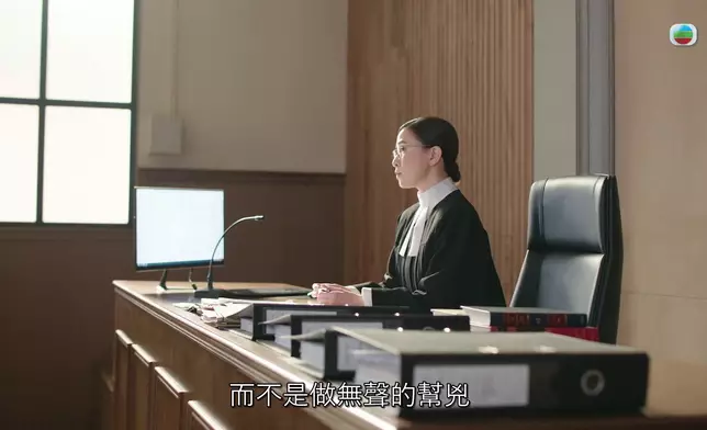 阿佘今次飾演嘅言官沉穩睿智又有愛。