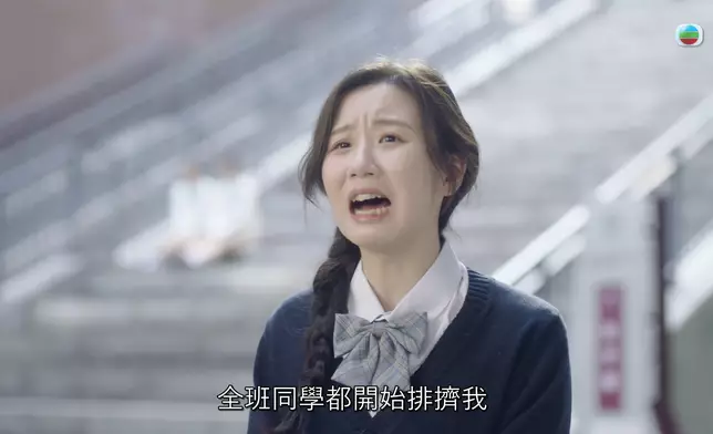 樣子可愛兼楚楚可憐的羅皓誼，加上皮膚白晢，獲封「小白兔女孩」。