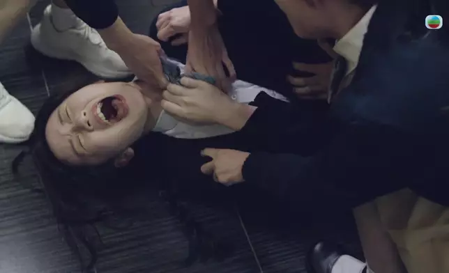 Chloe最難忘廁所被集體欺凌同埋被推落樓梯戲份，而呢場碌落樓梯戲份雖然係短短嘅場口，但佢都堅持親身上陣，好專業！