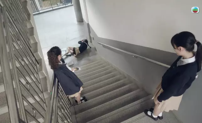 Chloe最難忘廁所被集體欺凌同埋被推落樓梯戲份，而呢場碌落樓梯戲份雖然係短短嘅場口，但佢都堅持親身上陣，好專業！