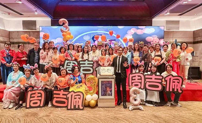 晚宴上全場大合唱《陪著你走》。