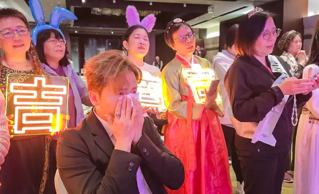 吉吉感觸落淚。