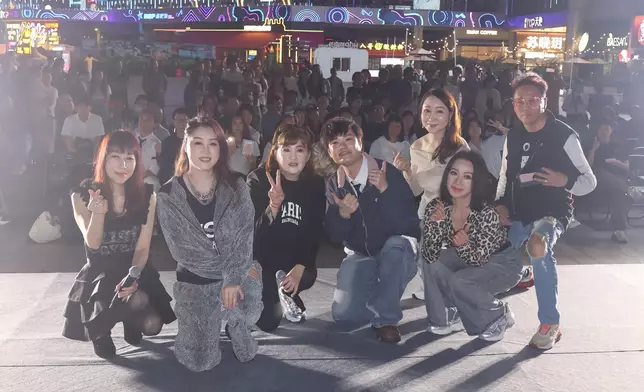 深圳前海HOP天地海灣廣場舉行首場「粵語金曲夜」小型音樂會，多位香港歌手包括倪詩蓓、何博文、梁凱榳、劉芊蒂及傅淖鈴等輪流登台。