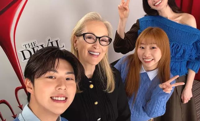 兩人更穿上了首集那件「人神共憤」的天藍毛衣踩場。