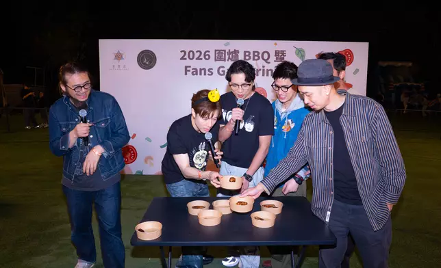 眾人玩遊戲、抽獎、燒雞翼比賽，氣氛熱鬧。