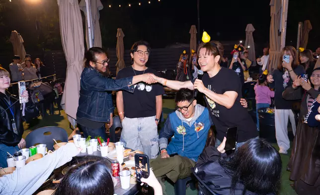 安仔突然驚喜宣布《流星劃過富士山》演唱會版MV在YouTube首播，全場倒數尖叫。