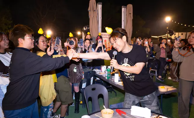 他更即興伴唱走勻全場握手，連場外客人也變成粉絲，彷彿重現年初演唱會現場。