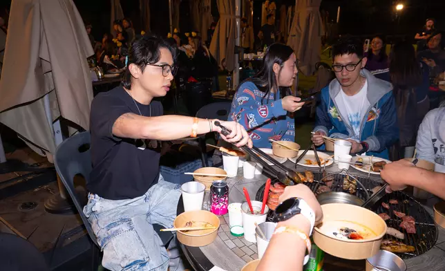 Nowhere Boys主音Van今年放下鑊鏟，逐枱與粉絲傾偈BBQ，感覺溫暖。