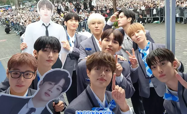 9名成員帶同姜丹尼爾及賴冠霖的人形立牌現身和粉絲見面。MnetPlus圖片