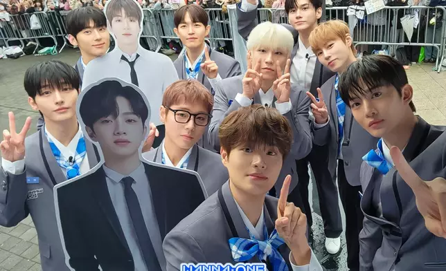 9名成員帶同姜丹尼爾及賴冠霖的人形立牌現身和粉絲見面。MnetPlus圖片