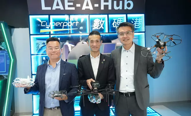 左至右：翱驊創意主席溫偉麟，數碼港技術工程總監樂鴻基，冠忠業務發展總監吳義君。巴士的報記者攝