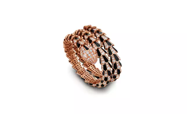 BVLGARI Serpenti高級珠寶系列玫瑰金手鐲，鑲飾縞瑪瑙元素及2顆梨形鑽石。