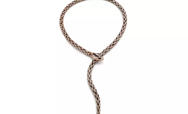 BVLGARI Serpenti高級珠寶系列玫瑰金頸鏈，鑲飾縞瑪瑙元素及 2 顆梨形鑽石。