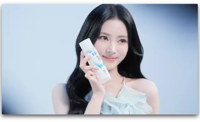 品牌推出全新廣告企劃，以「24小時8倍速」為概念，ANNA在拍攝現場極速轉換多個造型，由清純學生到華麗禮服，全程保持水潤透亮肌膚。