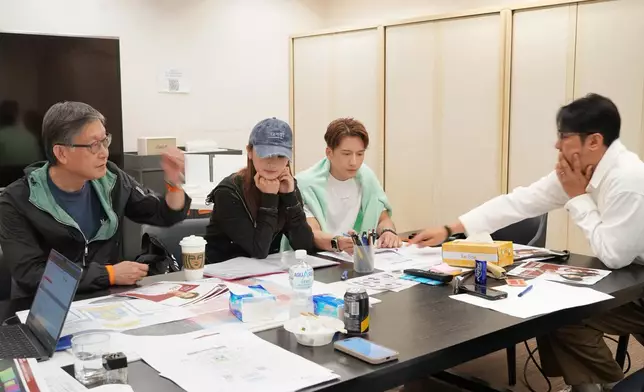 阿Sa與Kenny等一眾藝人連日來積極備戰，與總監製劉偉強及主創團隊進行密集會議 。