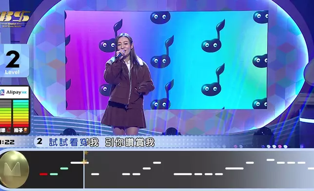 江若琳插住衫袋唱，好似好輕鬆咁喎。