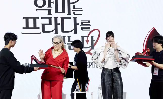 二人獲贈紅色繡花高踭鞋大表興奮！