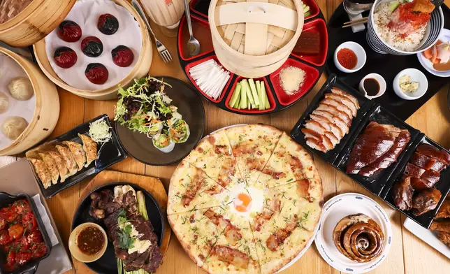 場內近30間來自世界各地的餐飲食肆，推出多項買一送一、指定餐飲單品半價優惠等滋味禮遇。