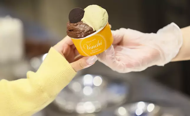 CLUB CG會員於指定餐飲商戶以電子貨幣單一消費滿港幣250 元，透過TAIKOO+流動應用程式或東薈城名店倉微信小程序登記上載指定數目的收據，即可參與「饗樂過三關」。