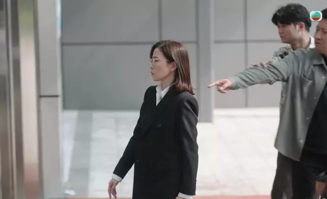 阿佘一嘢撞開個惡勢力真係好有氣勢、好型！