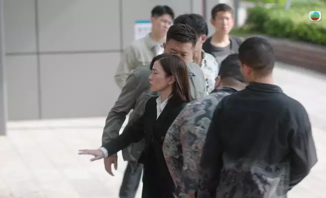 阿佘一嘢撞開個惡勢力真係好有氣勢、好型！