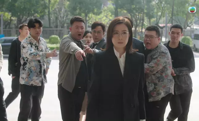 阿佘全程笑住兼不慍不火咁同煒烈開片，反而仲有氣勢，當然亦好有戲味。