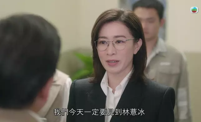 阿佘全程笑住兼不慍不火咁同煒烈開片，反而仲有氣勢，當然亦好有戲味。