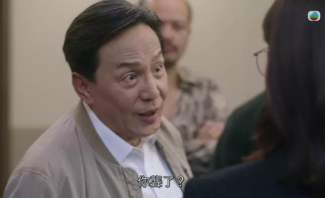 阿佘全程笑住兼不慍不火咁同煒烈開片，反而仲有氣勢，當然亦好有戲味。