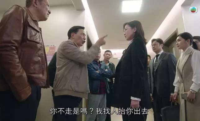 阿佘全程笑住兼不慍不火咁同煒烈開片，反而仲有氣勢，當然亦好有戲味。