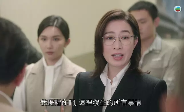 阿佘全程笑住兼不慍不火咁同煒烈開片，反而仲有氣勢，當然亦好有戲味。