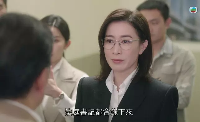 阿佘全程笑住兼不慍不火咁同煒烈開片，反而仲有氣勢，當然亦好有戲味。