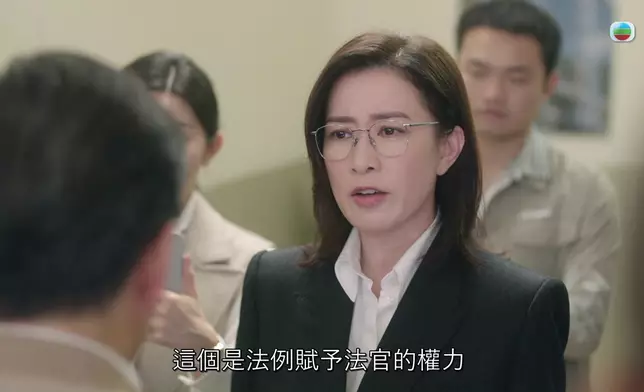 阿佘先嚟一個鄙視眼神、再追加一個威嚴樣，最後用氣定神閒樣收尾，可以咁短時間內單憑微表情帶出咁多嘅層次，演技真係好好。