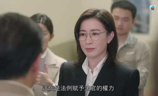 阿佘先嚟一個鄙視眼神、再追加一個威嚴樣，最後用氣定神閒樣收尾，可以咁短時間內單憑微表情帶出咁多嘅層次，演技真係好好。