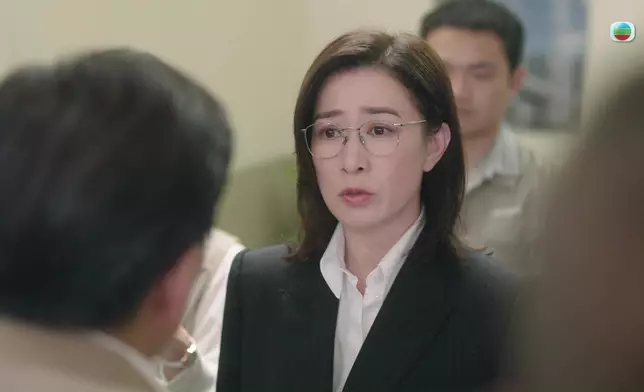 阿佘單憑眉頭眼額已經成功嘲弄煒烈，難怪網民大嗌好爽。