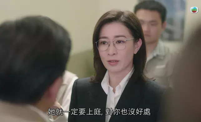 阿佘單憑眉頭眼額已經成功嘲弄煒烈，難怪網民大嗌好爽。