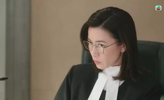 阿佘呢個怒睥眼神，獲讚好有正義Feel。