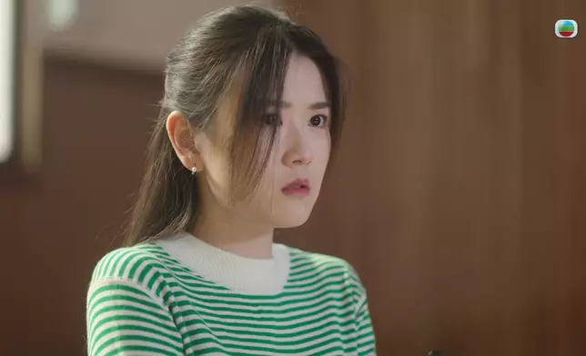 薏冰否認自己公報私仇時一臉倔強；而講到世孝惡行時，還不忘睥一睥對方。