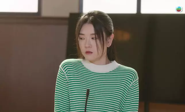 薏冰否認自己公報私仇時一臉倔強；而講到世孝惡行時，還不忘睥一睥對方。