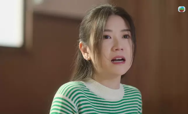 薏冰否認自己公報私仇時一臉倔強；而講到世孝惡行時，還不忘睥一睥對方。