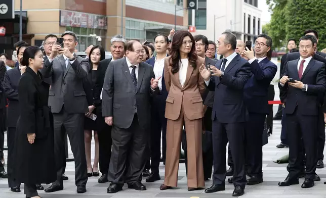 中國國民黨主席鄭麗文一行於星期三(4月8日)下午在上海展開參訪行程，首站考察了位於楊浦區的美團綜合指揮中心。